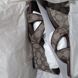 New! Coach Wedge Sandals 🩴 In Signature Jacquard CAQ95 In Oak/Maple 🍁